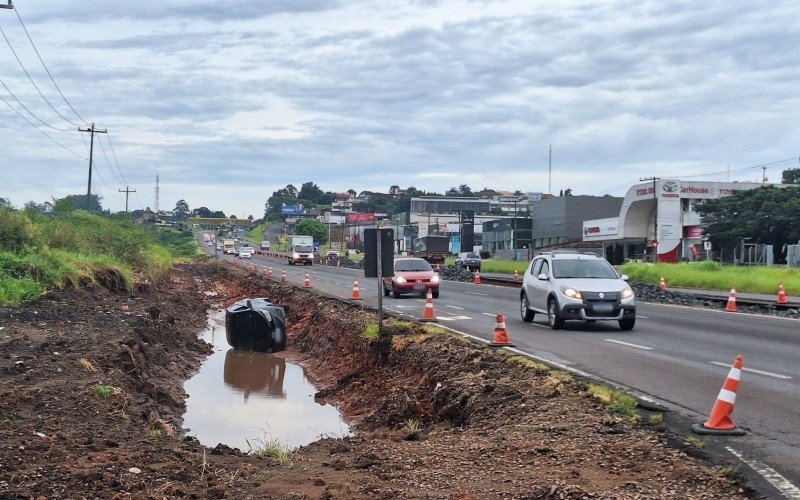 BR-116: Carro cai em cratera de obra na rodovia | abc+