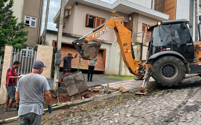 Secretaria de Obras de ParobÃ© desobstrui tubulaÃ§Ãµes apÃ³s chuva