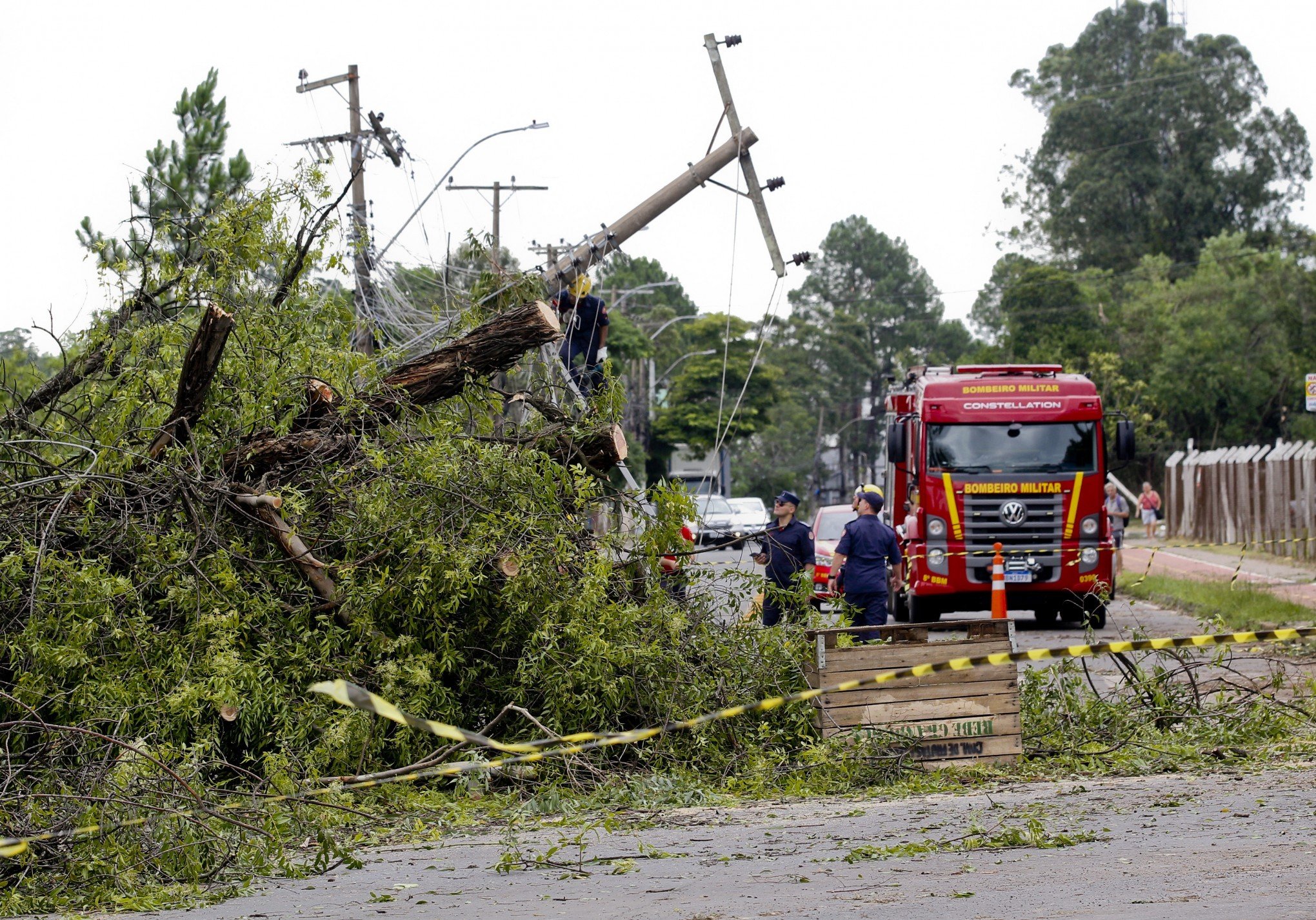 TEMPESTADE: Mais de 300 mil clientes da RGE seguem sem energia elétrica no RS