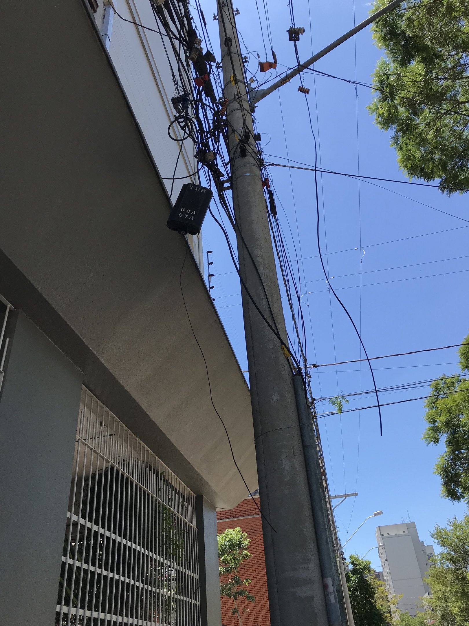 Lesões no pescoço por fio solto levam ciclista à Justiça contra empresa de energia elétrica no RS