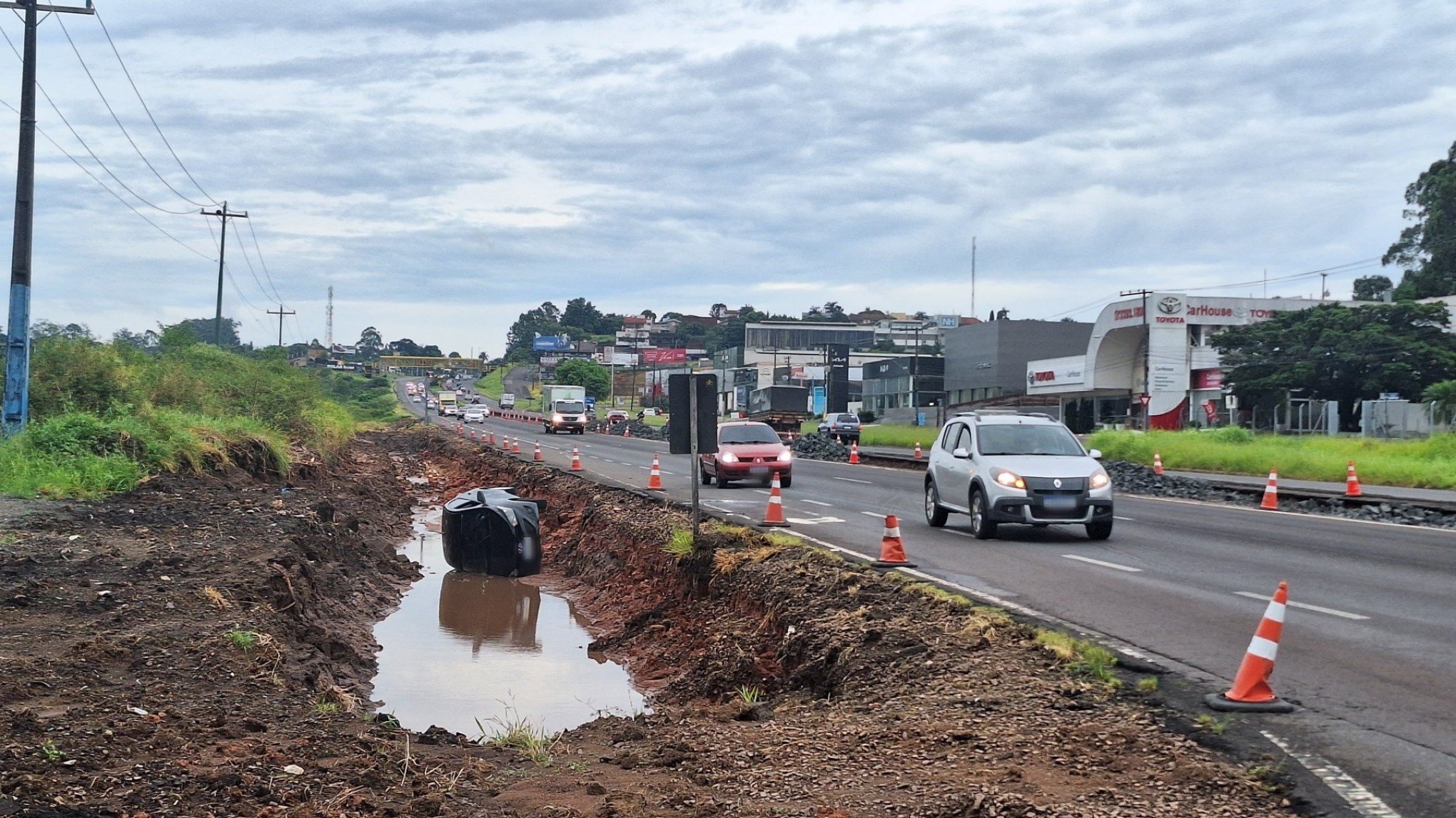 BR-116: Carro cai em cratera de obra em Novo Hamburgo
