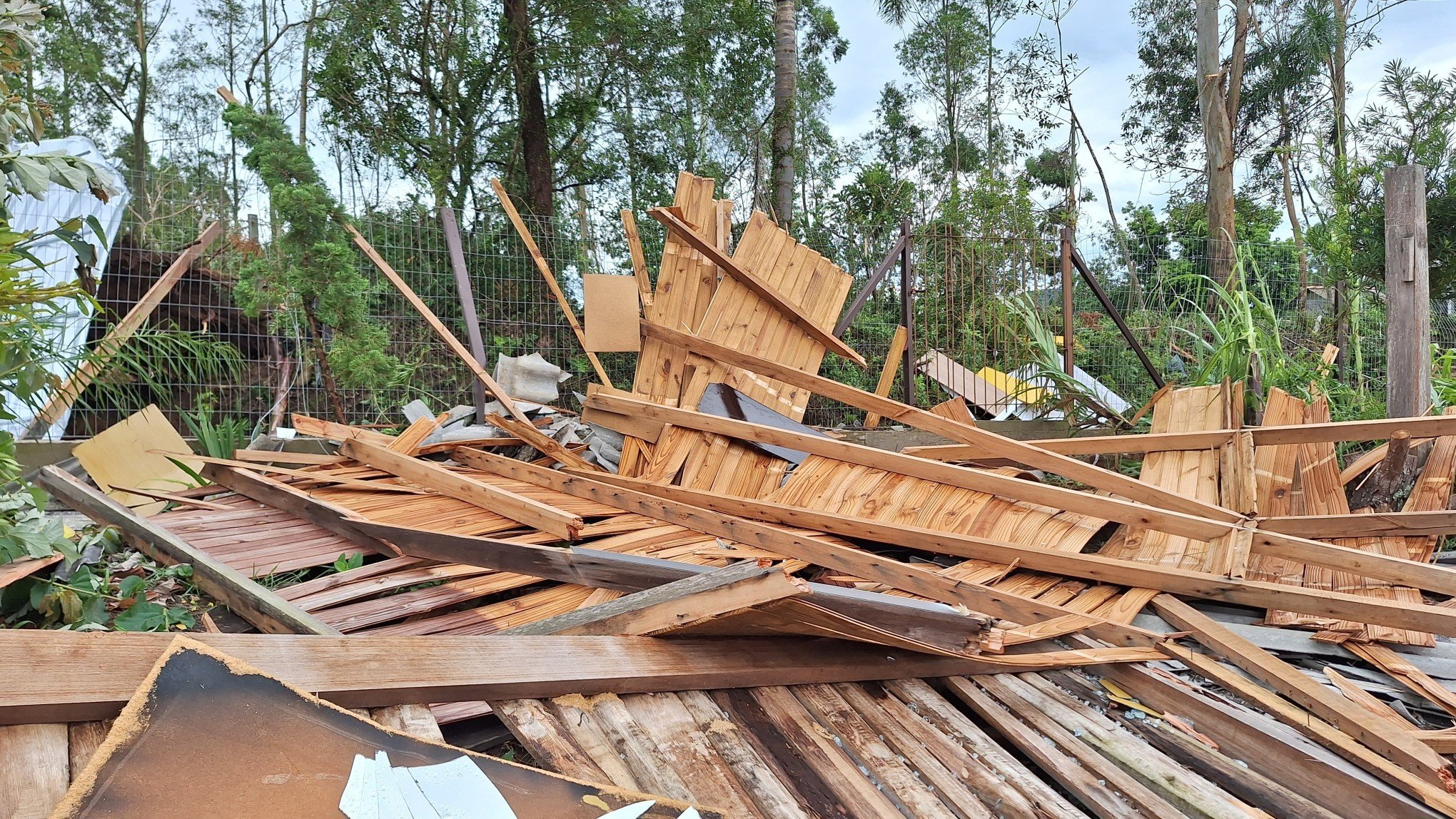 TEMPESTADE: "Estamos em choque", diz mulher que teve casa destruída em Taquara; veja fotos