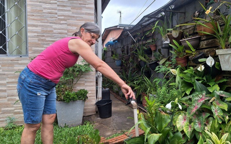 Oneida dos Santos mostra torneira seca na manhã desta quinta (18) no Bairro Canudos | abc+