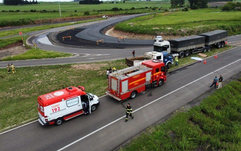 Trabalhadores de obra são atropelados por caminhão em rodovia do RS