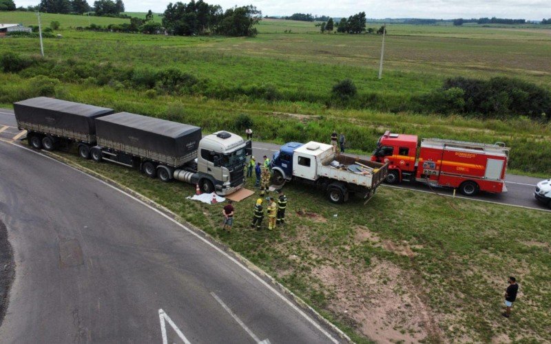 Trabalhadores de obra são atropelados por caminhão em rodovia do RS