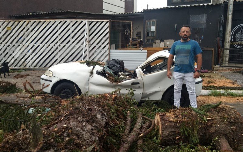 Carro destruído em Canoas 