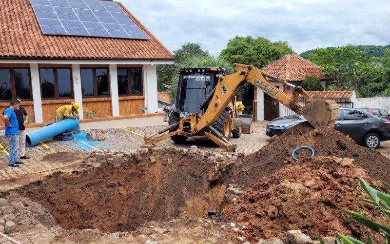 Obra de reparo de rede comeÃ§ou na manhÃ£ desta quinta-feira em Novo Hamburgo