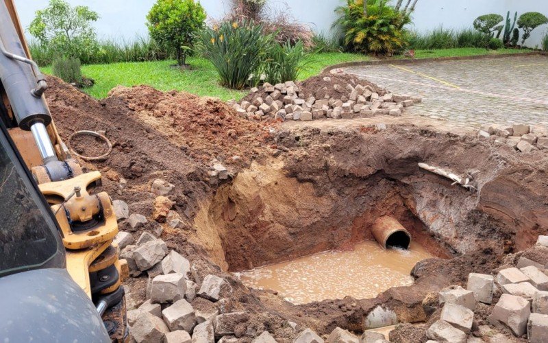 Obra de reparo de rede comeÃ§ou na manhÃ£ desta quinta-feira em Novo Hamburgo