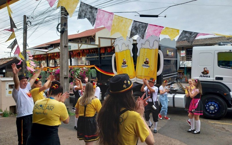 Equipe de farmÃ¡cia recebe comitiva do Kerb in Ivoti com danÃ§a