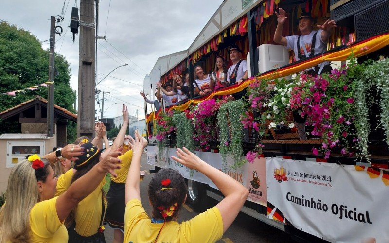 Equipe de farmÃ¡cia recebe comitiva do Kerb in Ivoti com danÃ§a