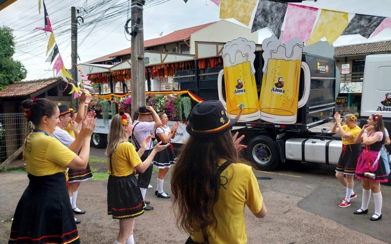 Equipe de farmÃ¡cia recebe comitiva do Kerb in Ivoti com danÃ§a