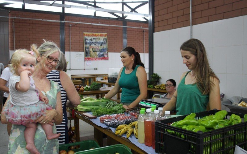 Agricultora Leila Helena Rodenbuch, na Feira orgÃ¢nica de Sapiranga