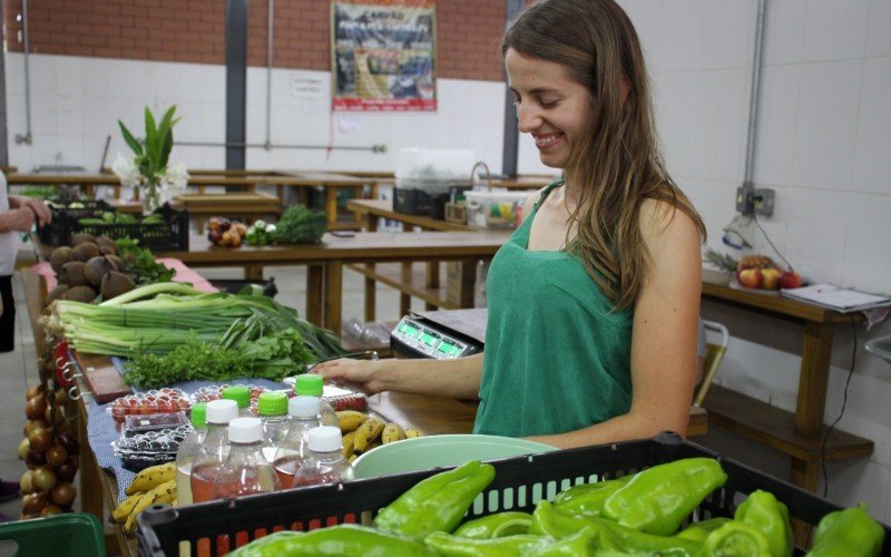 Agricultora Leila Helena Rodenbuch, na Feira orgÃ¢nica de Sapiranga