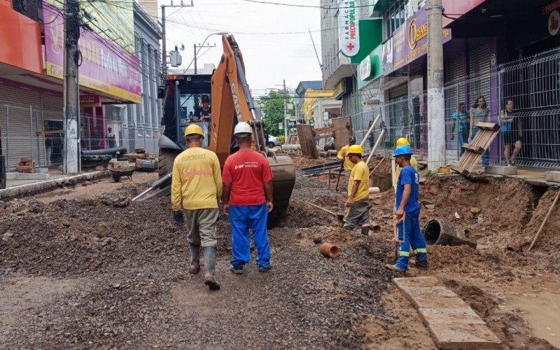 Equipes concluíram etapa de macrodrenagem pluvial e rede de esgoto e seguem trabalhando na segunda quadra da Independência