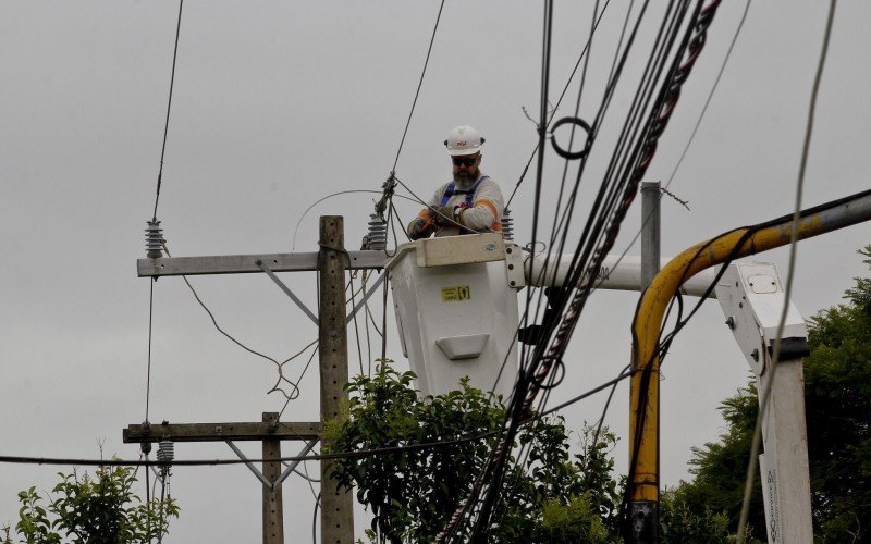 Equipes da RGE trabalham desde a semana passada em consertos, após temporal que atingiu o Estado | abc+