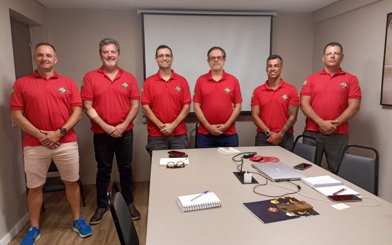 Coordenadoria da Associação de Bombeiros do Estado do Rio Grande do Sul (Abergs) reunida para deliberar reivindicações da categoria | abc+