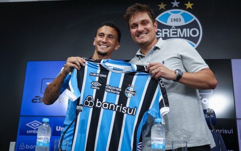 Volante Dodi foi apresentado por Antônio Brum, vice-presidente de futebol do Grêmio | abc+