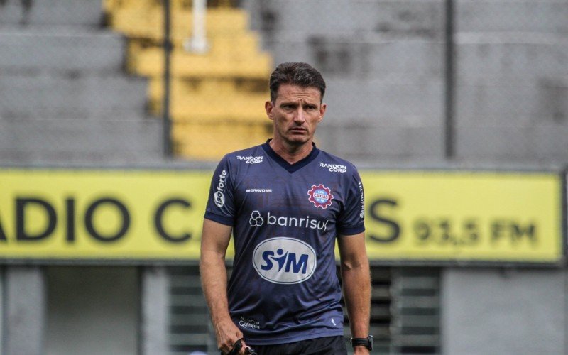 Gerson Gusmão é o técnico do Caxias no Gauchão 2024 | abc+