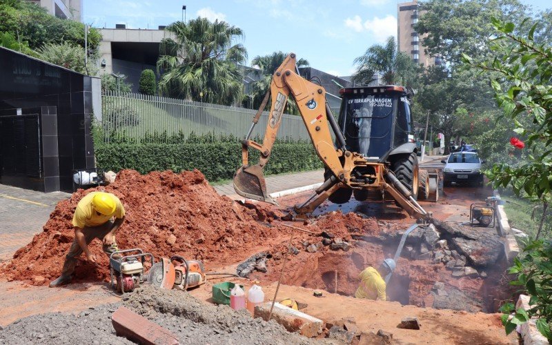 Rompimento ocorreu na Avenida MaurÃ­cio Cardoso