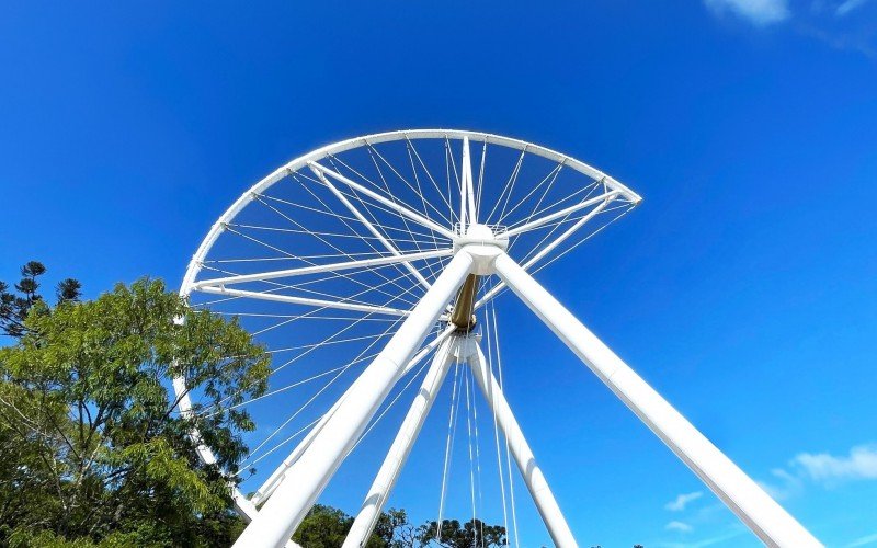 Roda-gigante temática com 52 metros de altura começa a tomar forma em Canela