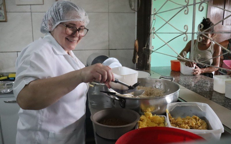 Neiva Paulino cozinha e serve as refeições aos atendidos na Turma do Sopão