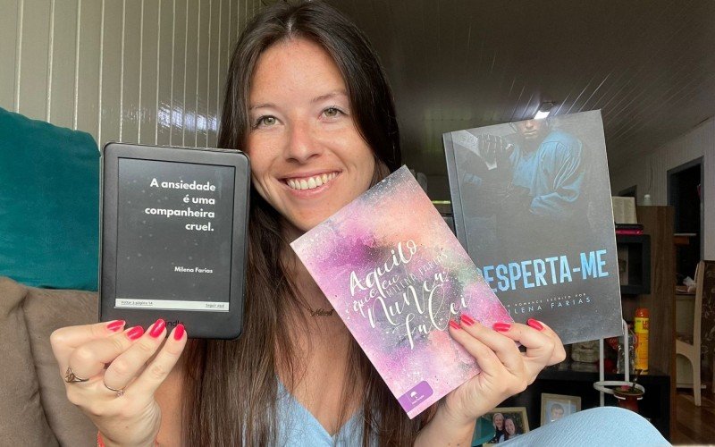 Milena Farias com três de seus livros já escritos | abc+