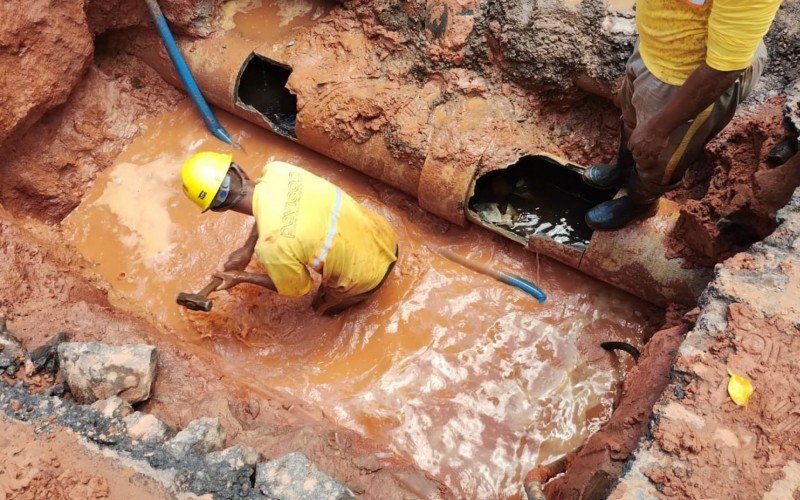 26 mil clientes da Comusa voltam a ficar sem água após terceiro problema em tubulação na Avenida Maurício Cardoso | abc+
