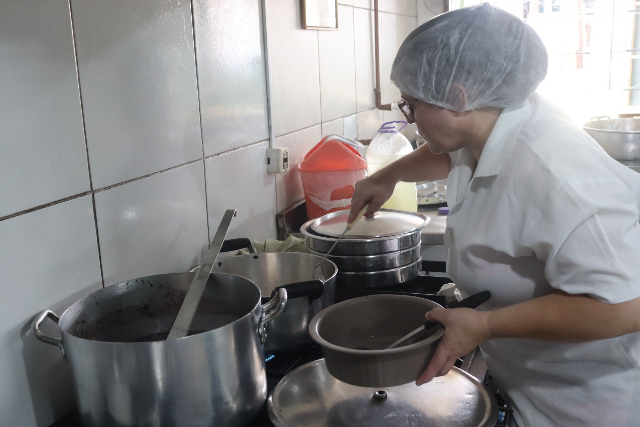 Neiva Paulino Ã© cozinheira na Turma do SopÃ£o, umas das cozinhas comunitÃ¡rias em SÃ£o Leopoldo