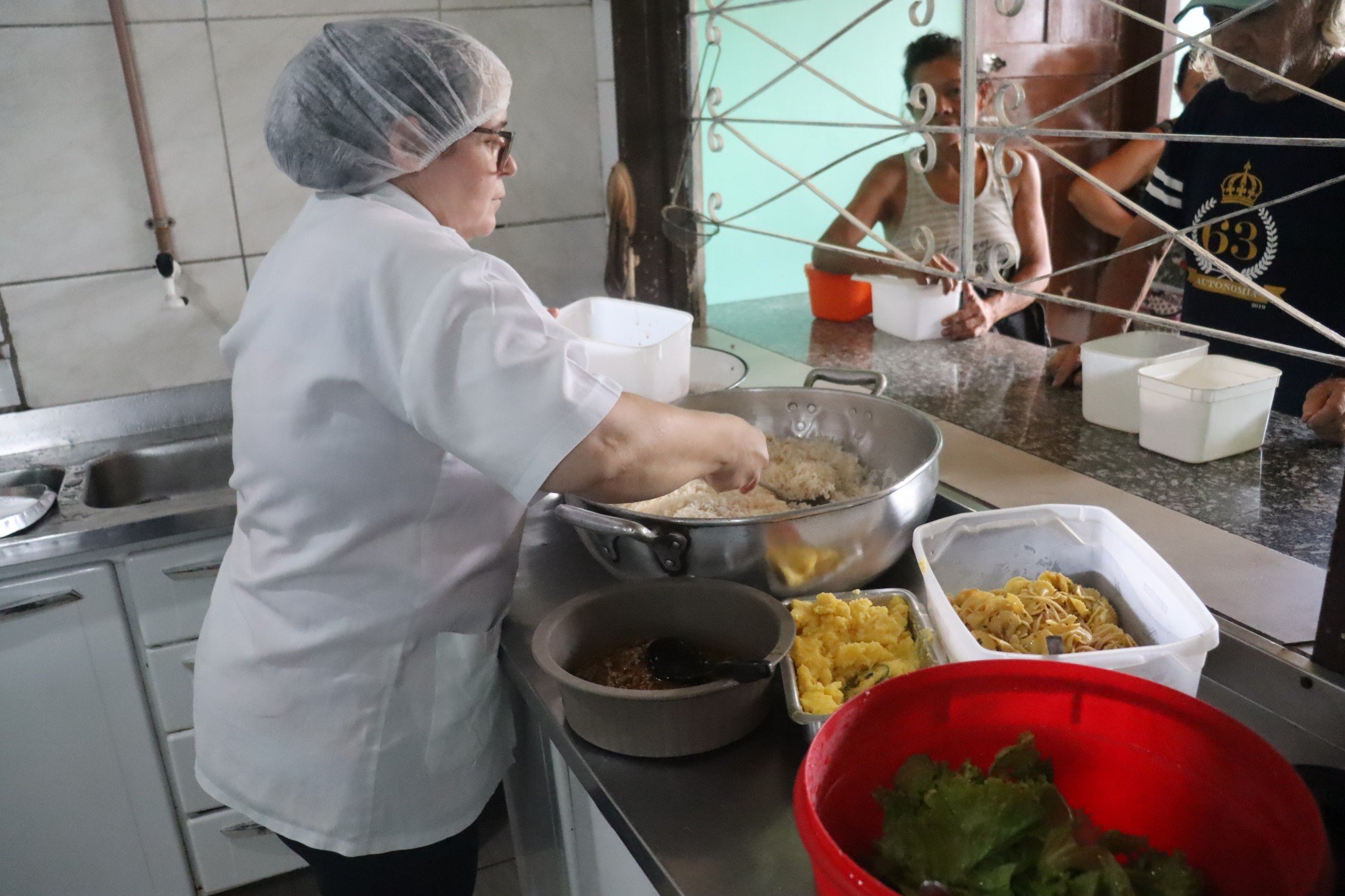 Neiva Paulino Ã© cozinheira na Turma do SopÃ£o, umas das cozinhas comunitÃ¡rias em SÃ£o Leopoldo