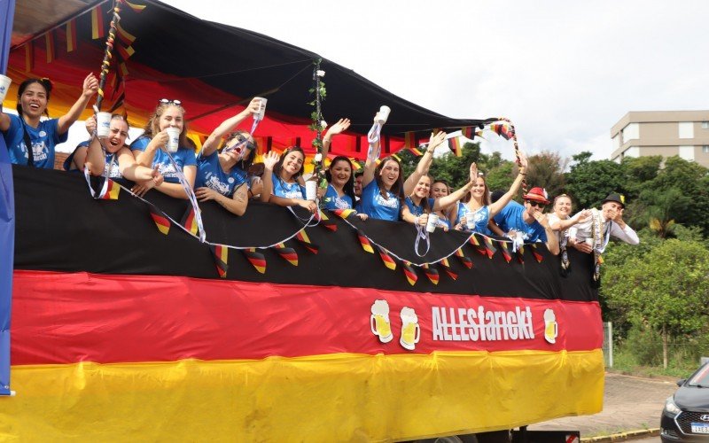 Desfile de Kerbwagen ocorre durante o Kerb in Ivoti | abc+