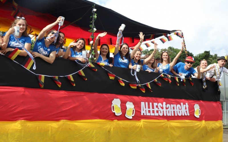  desfile de  Kerbwagen leva o  Kerb in Ivoti para os bairros | abc+