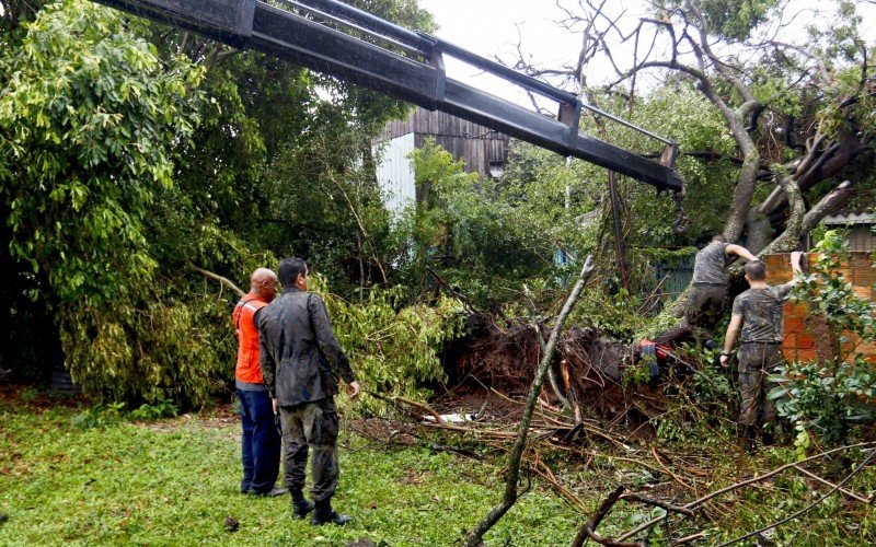 Militares da Força Aérea Brasileira (FAB) passaram a reforçar trabalho em Canoas neste sábado (20)