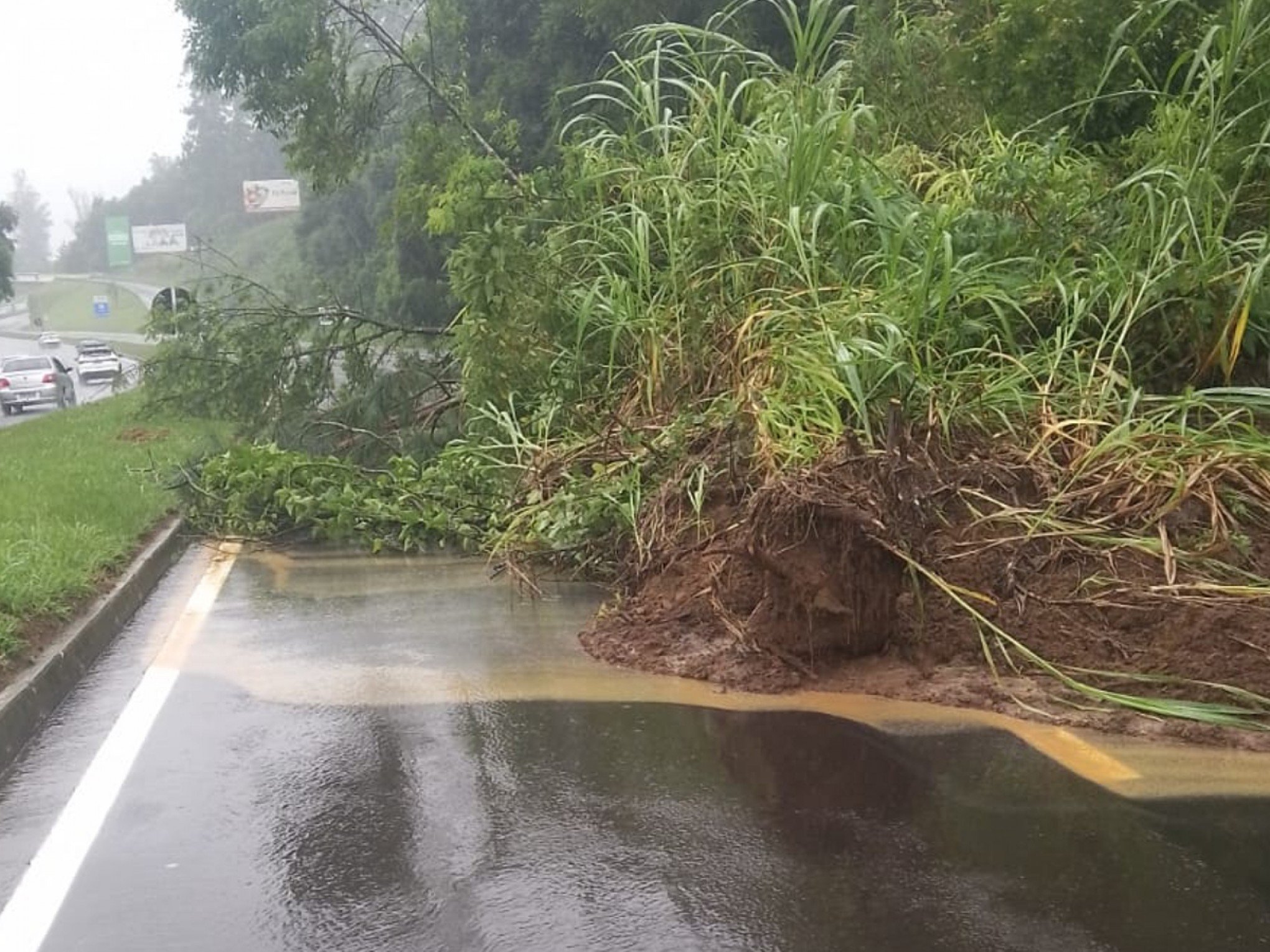 TRÂNSITO: Deslizamento de terra causa bloqueio da RS-122; confira a situação das rodovias