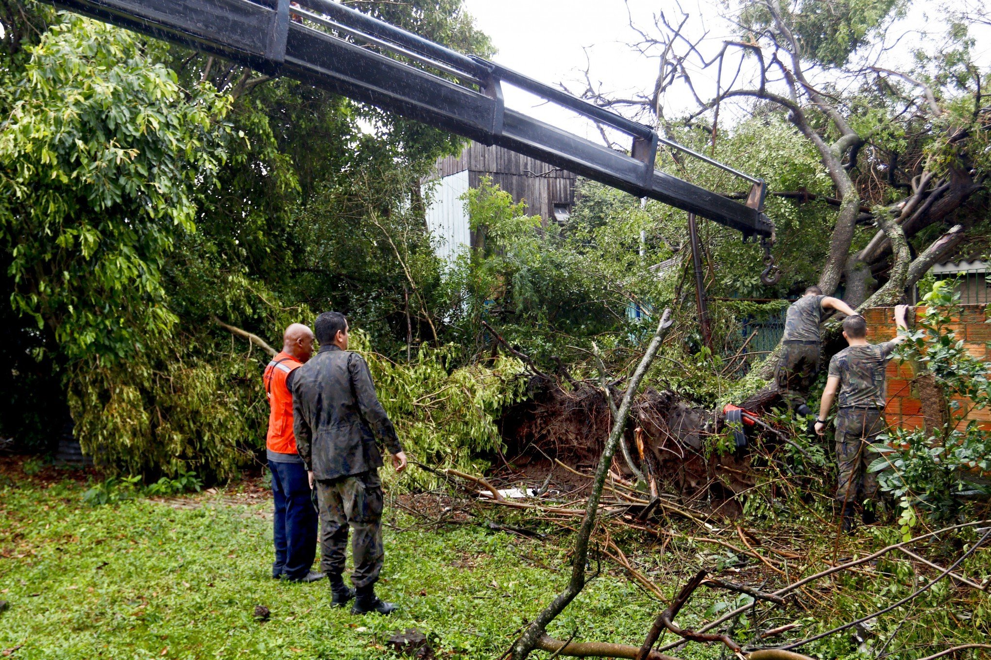 TEMPESTADE: Militares da Força Aérea entram em ação para remover árvores em Canoas