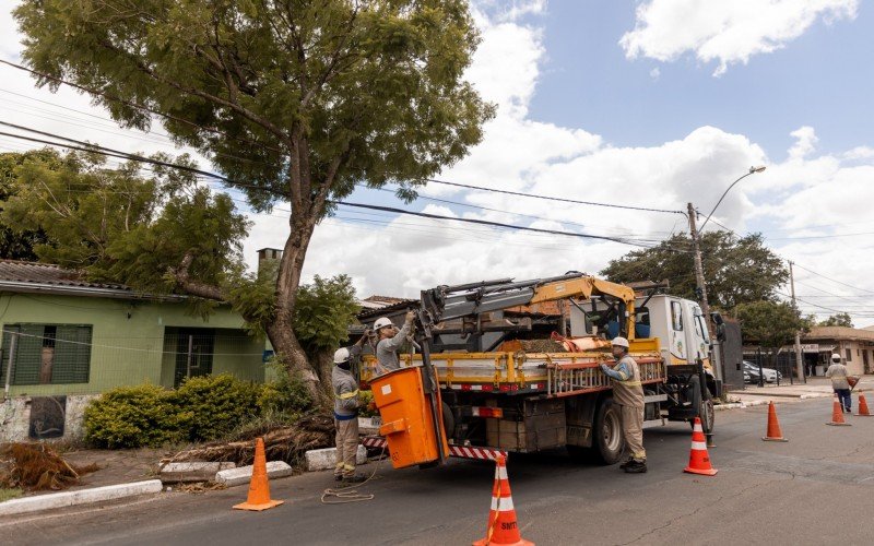 Equipes trabalham para desobstruir ruas da cidade