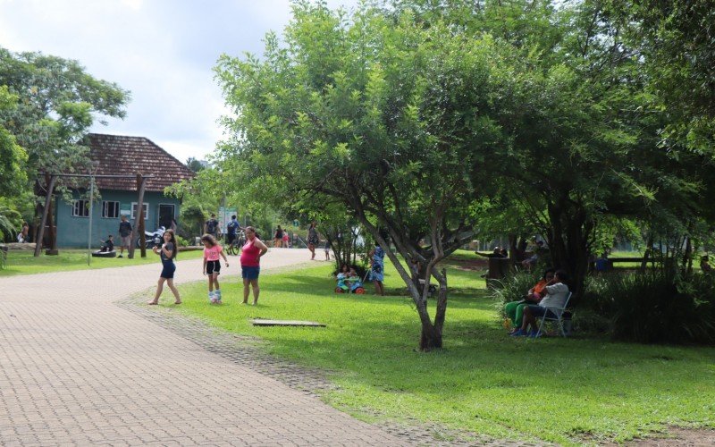 FamÃ­lias aproveitam domingo de sol no parcÃ£o de Novo Hamburgo