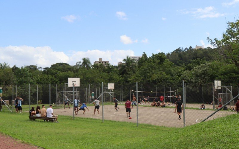 FamÃ­lias aproveitam domingo de sol no parcÃ£o de Novo Hamburgo