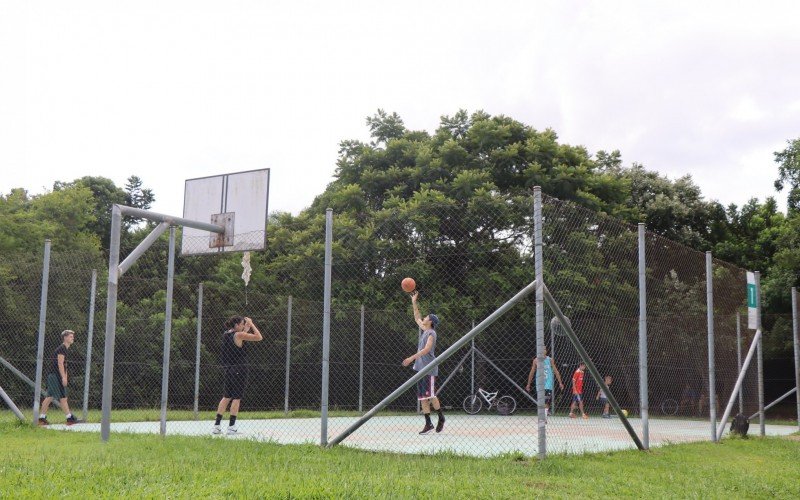 FamÃ­lias aproveitam domingo de sol no parcÃ£o de Novo Hamburgo