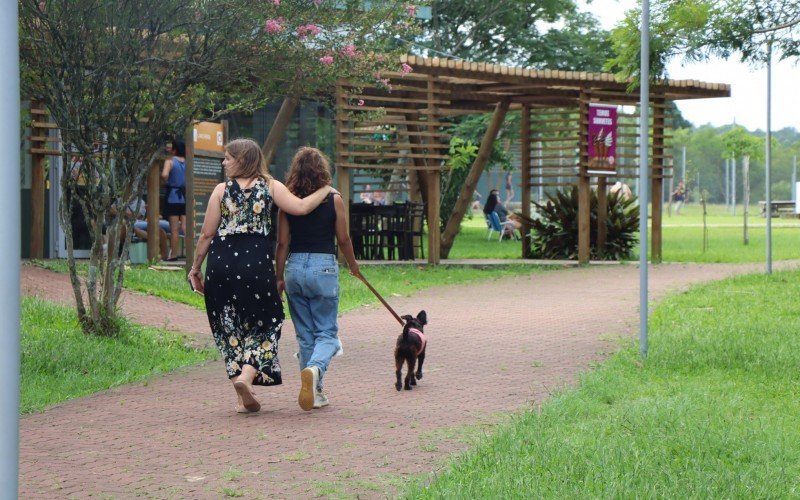 FamÃ­lias aproveitam domingo de sol no parcÃ£o de Novo Hamburgo