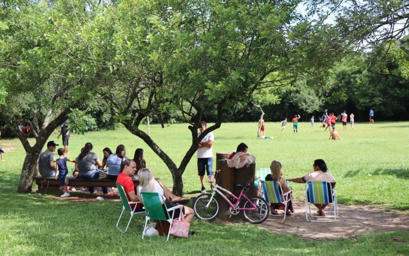 FamÃ­lias aproveitam domingo de sol no parcÃ£o de Novo Hamburgo