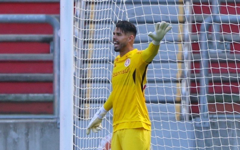 Goleiro estreou neste domingo e jogou apenas o primeiro tempo | abc+