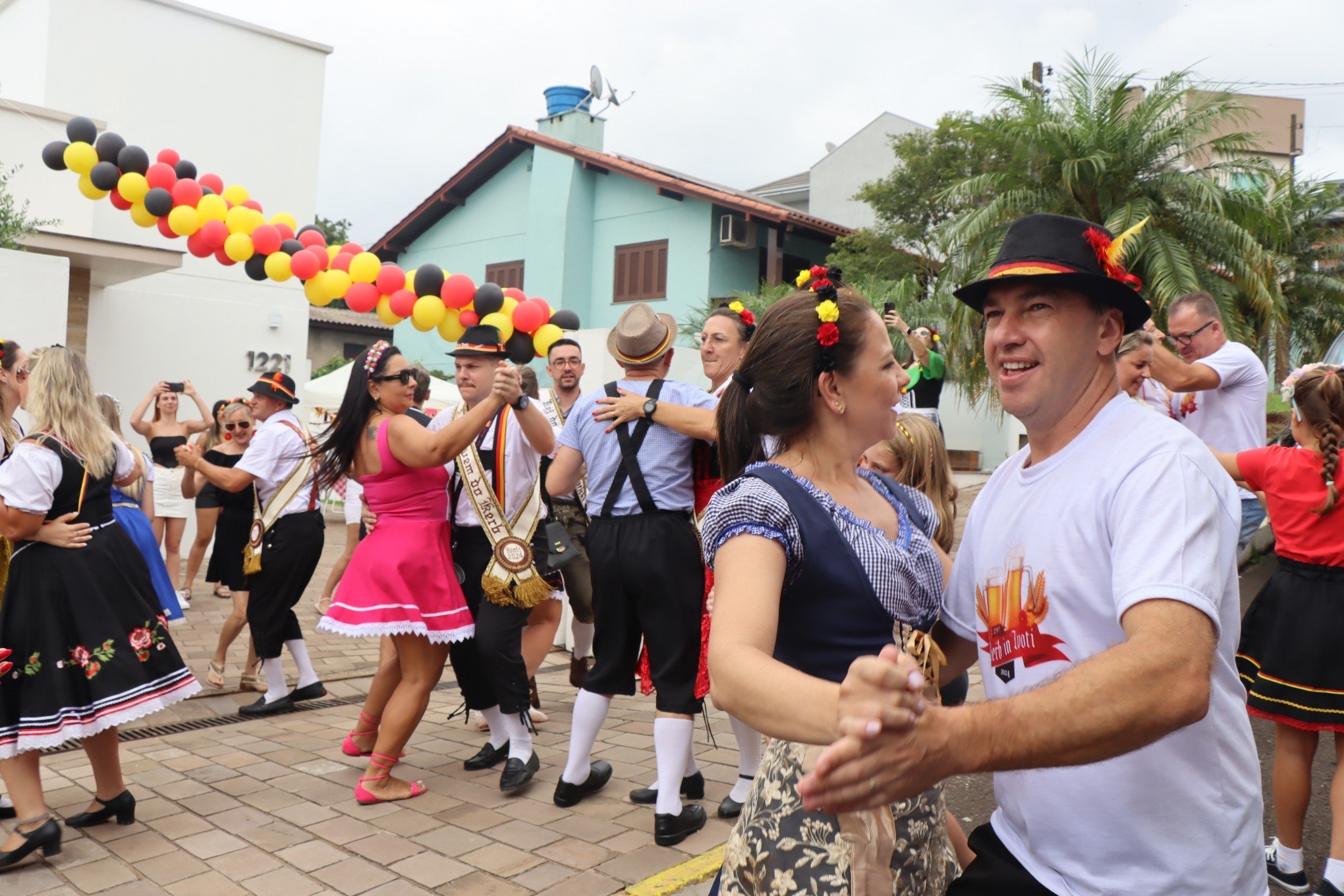 KERB: Comitiva invade casas e leva alegria da festa alemã para moradores