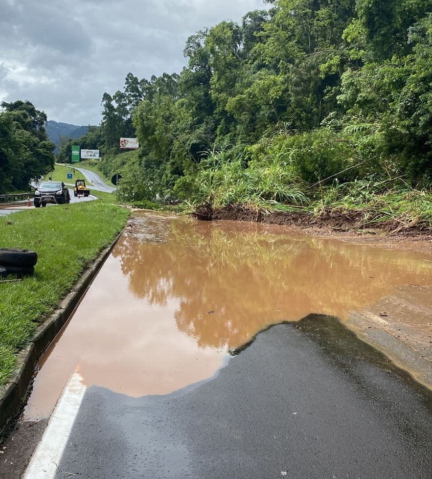 Trecho em São Vendelino teve deslizamento de terra | abc+