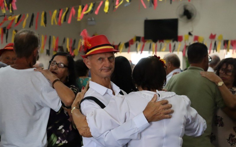 Muitos aproveitaram e foram com trajes tÃ­picos