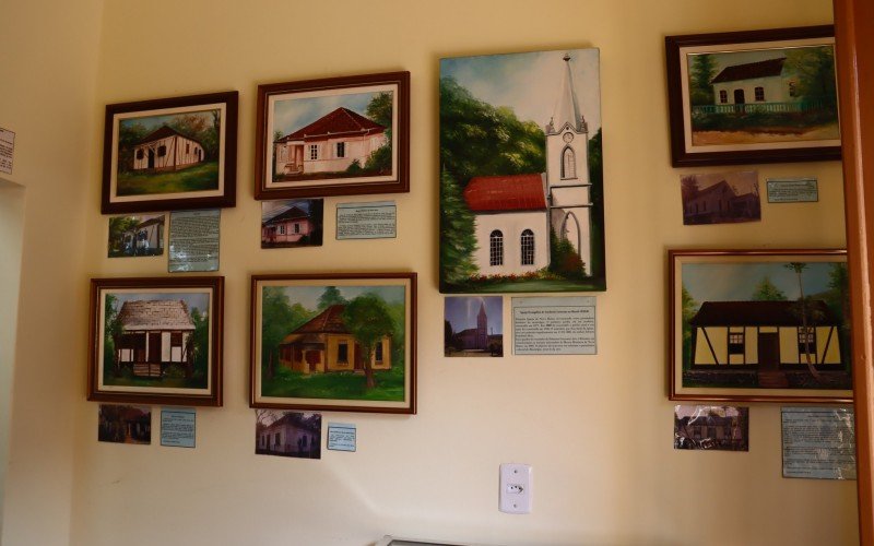 Quadros que representam antigas casas e igrejas de Nova Hartz