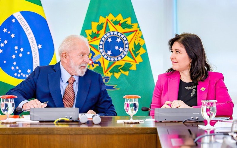 Lula e ministra Simone Tebet no ato de sanção do Orçamento de 2024 | abc+