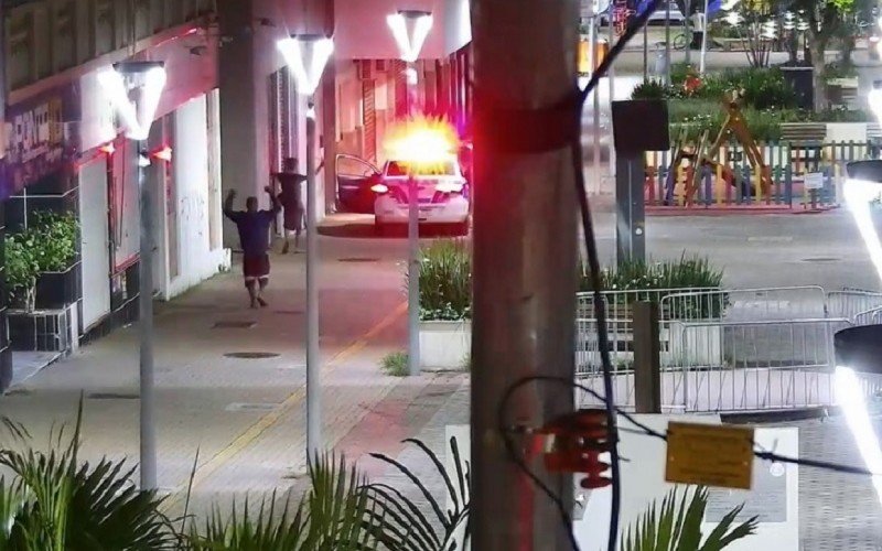 Câmera flagrou suspeitos cometendo o roubo e, segundos depois, o momento em que são abordados pela Guarda Municipal no Calçadão Osvaldo Cruz | abc+