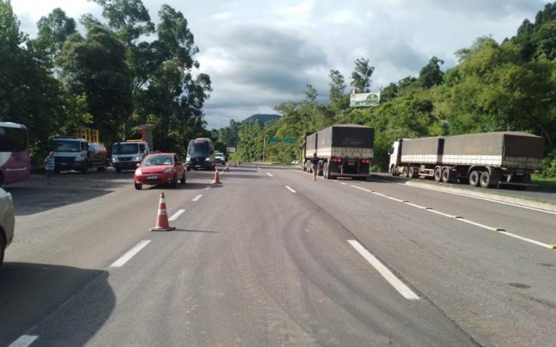 Após deslizamento, pista continua parcialmente bloqueada na RS-122, em São Vendelino  | abc+