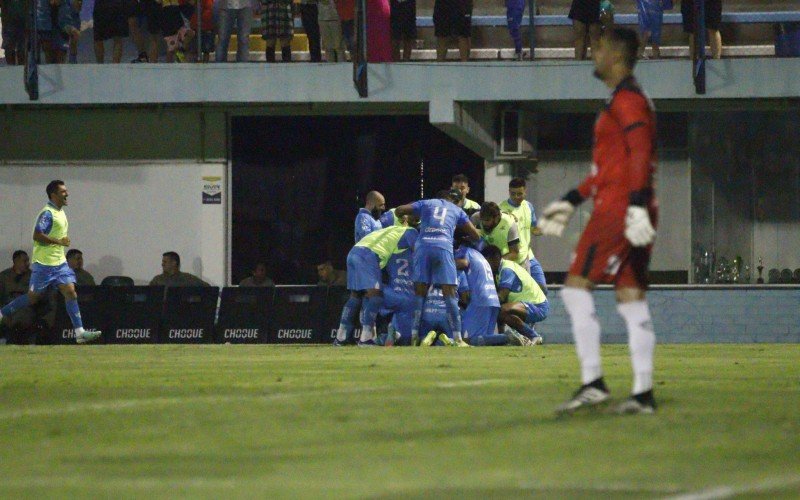 Tanque é abraçados por seus companheiros de equipe