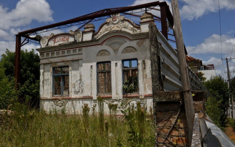 Villa Nenê permanece desde 2018 com estrutura abalada devido a um incêndio 